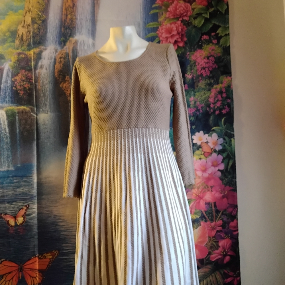 Calvin Klein women’s Size Medium 3/4 sleeve knit tan & white spring dress - Picture 6 of 6
